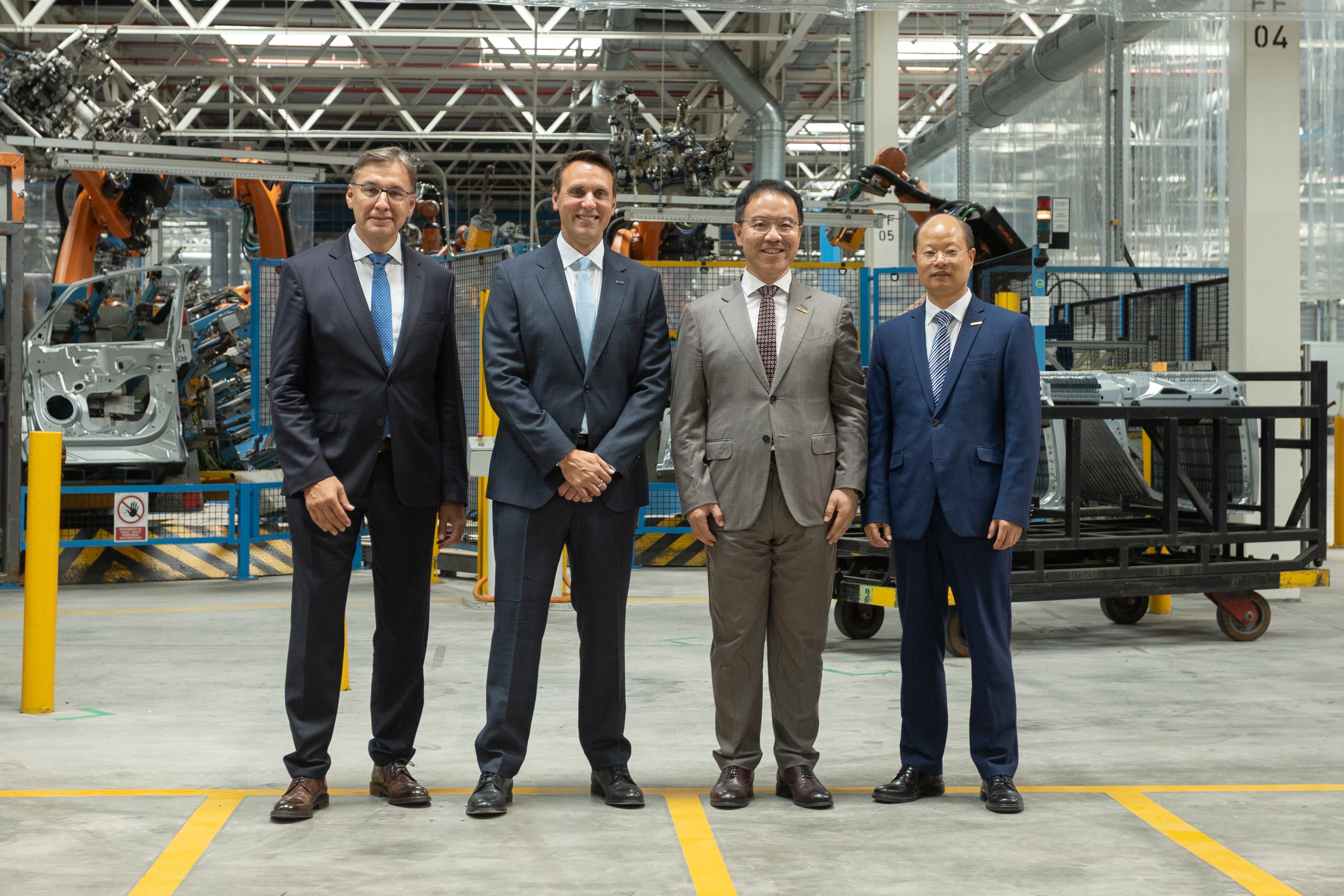 v.l.n.r.: Daniel Ruiz, Director Manufacturing Valencia Plant, Jim Baumbick, President Ford in Europa, Victor Yang, Senior Vice President Geely Holding Group, Alex Nan, Vice President Geely Auto Group